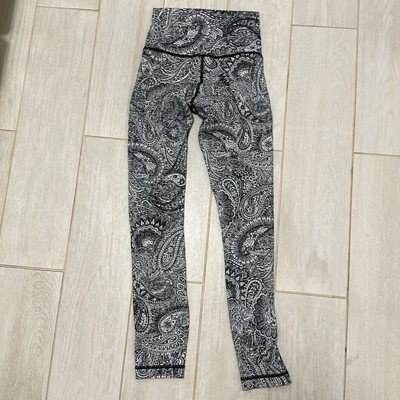 Lululemon 2 black and white 25” legging - Picture 3 of 4